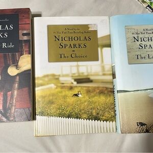 Bundle of Nicholas Sparks books.